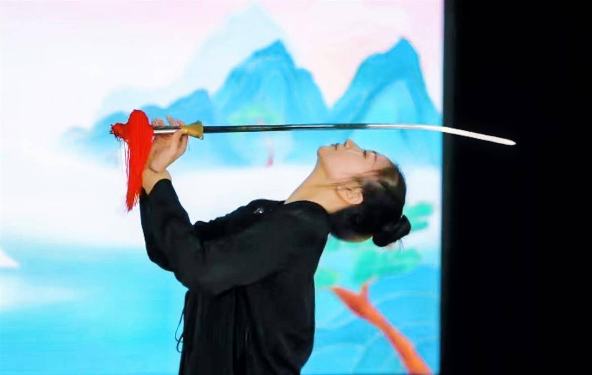 那女孩真帅！剑舞老师入驻“星星点灯”艺术课堂