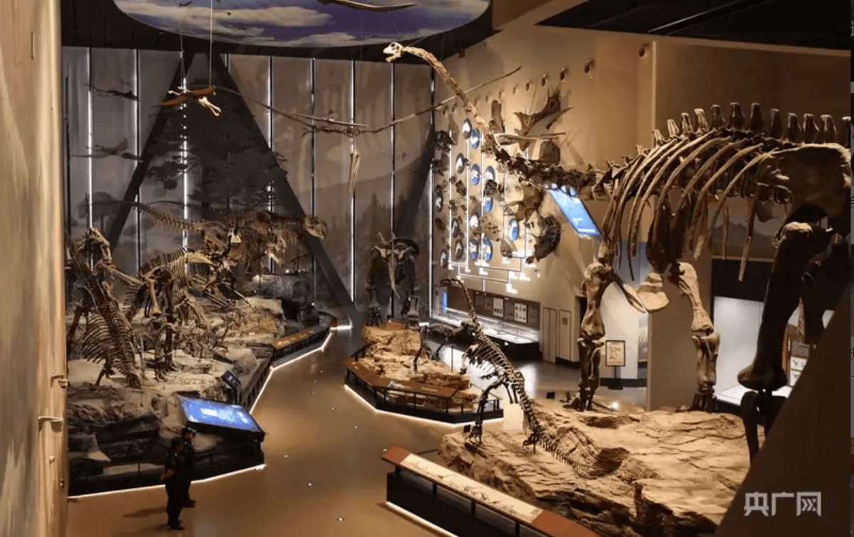 画笔唤醒远古生命 保定“我与名家画恐龙”联展让科学与艺术双向奔赴