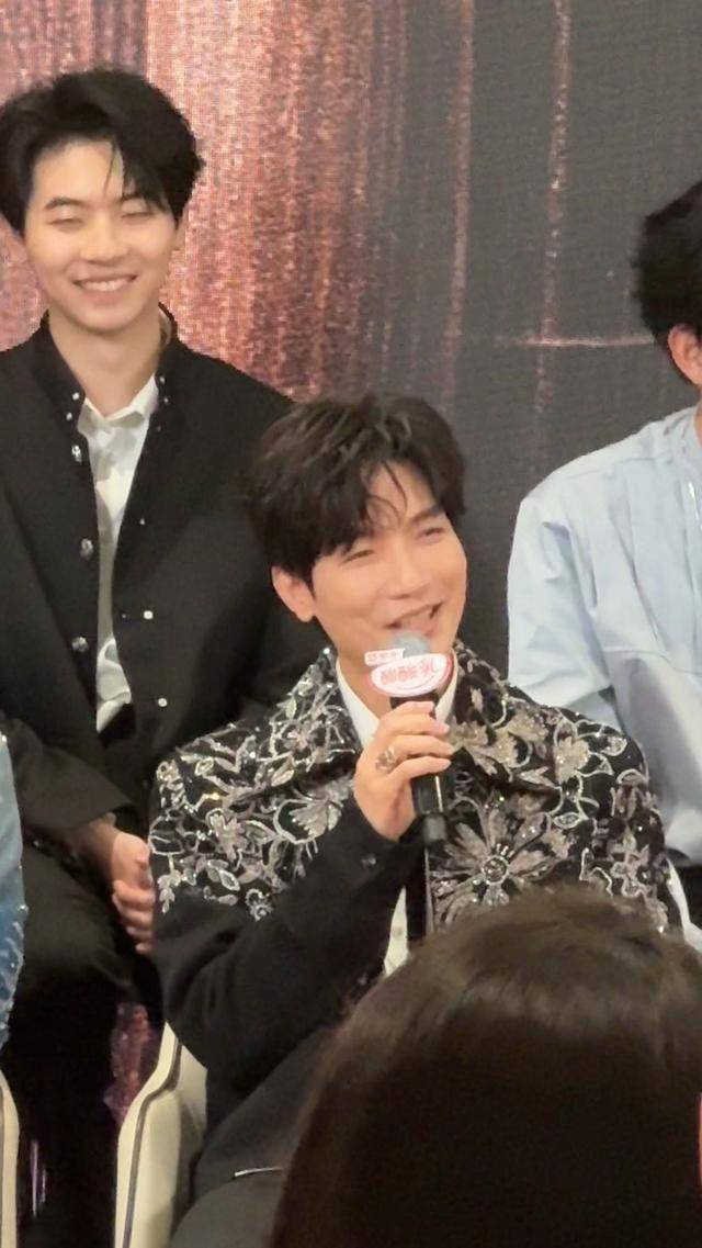 陈楚生一句话全场泪目！《歌手2025》后台揭秘：他为何拒绝互动？