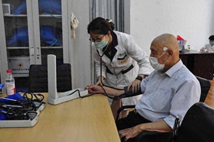 原创            茄子是血压“杀手”？医生强调：不想血压飙升，这4种多吃不会错