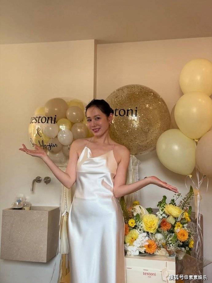 原创            孙艺珍晒辣妈全身照，肩颈线条和小腹超漂亮，肌肤透亮散发健康美