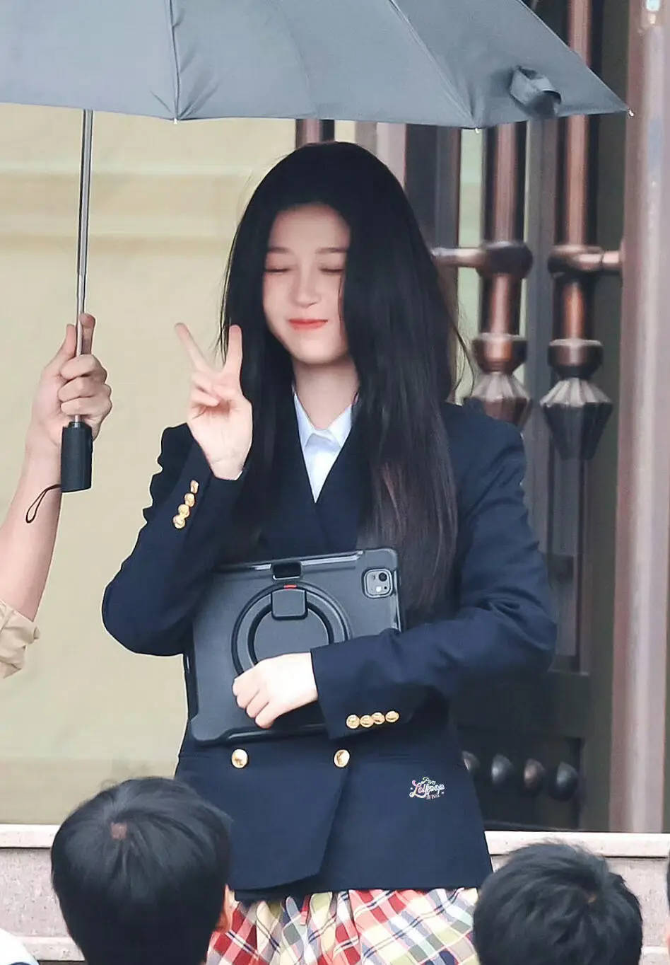 虞书欣穿制服上衣配长裙娇憨可爱 对镜比耶软糯灵动