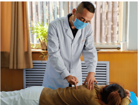 原创            张剑锋以指尖续写千年医道，用创新点亮非遗之光