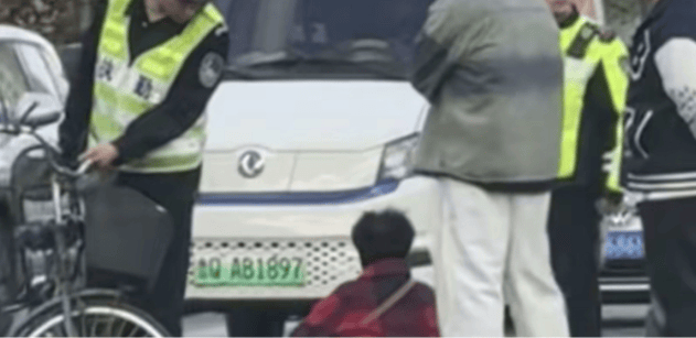 沈腾小品《扶不扶》具象化了:网友拍到现实版