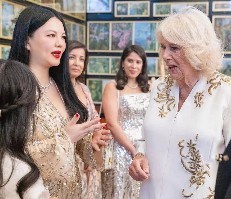 原创            李湘还在晒英国王室合照，姿态太低惹群嘲，卡米拉用指尖和她握手