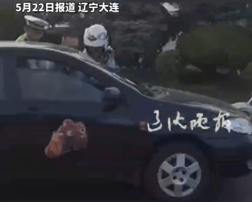 连撞三次！大连一轿车撞伤交警后疯狂逃逸，警方回应：将严肃查处！