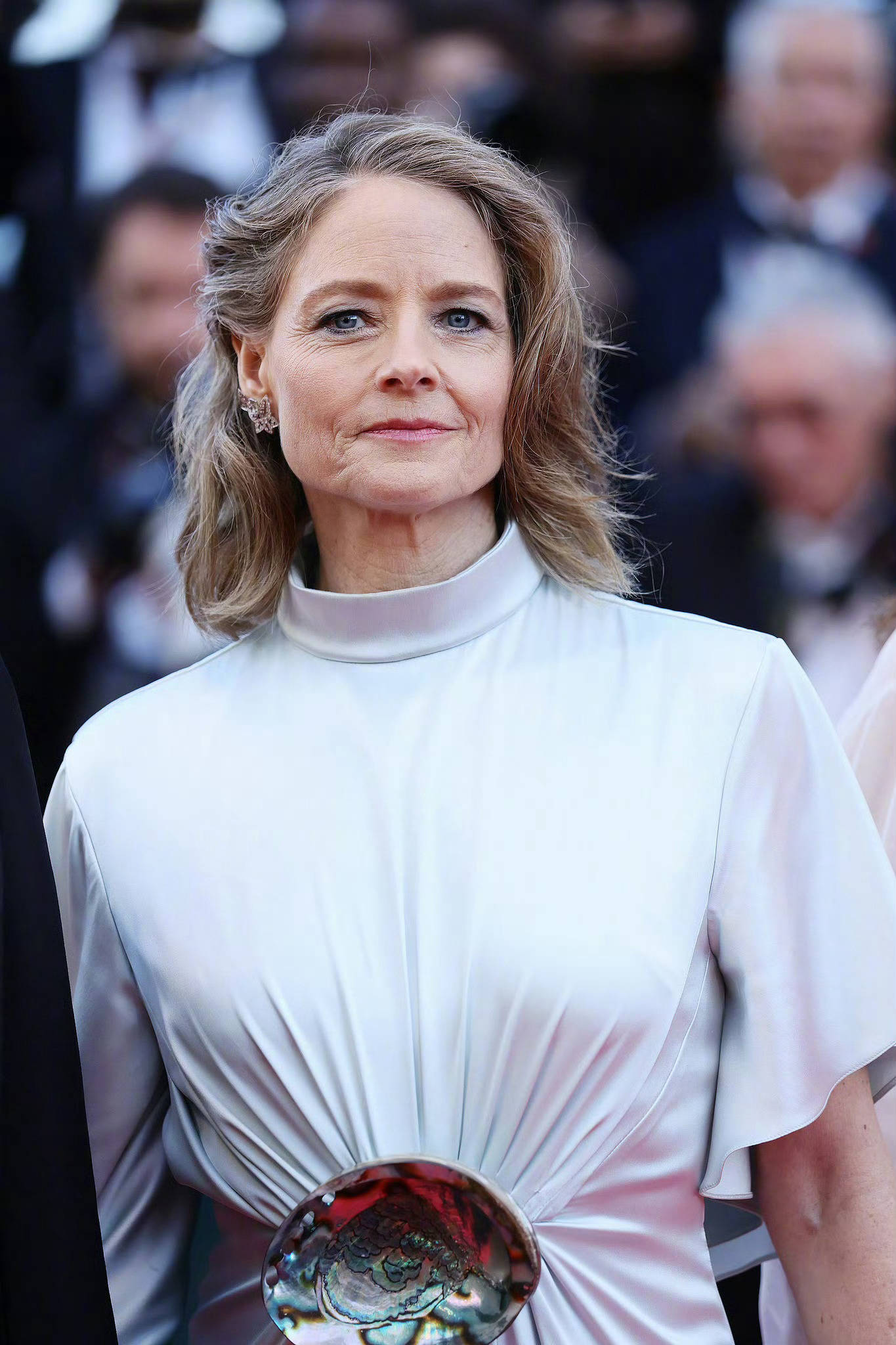 62岁朱迪·福斯特亮相戛纳红毯 一袭银色缎面长裙端庄贵气