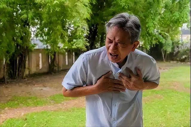 肺气肿与喝水有关？医生忠告：肺不好的人，3种喝水习惯尽早改掉