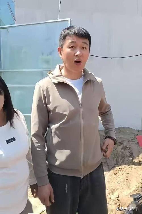 原创            佟大为现状：生活低调，46岁头发稀疏显老气，老婆年轻很会保养