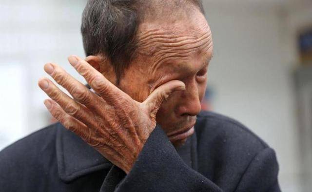 68岁大爷高血脂后，8年一直达标，4个降脂妙招，男女通用