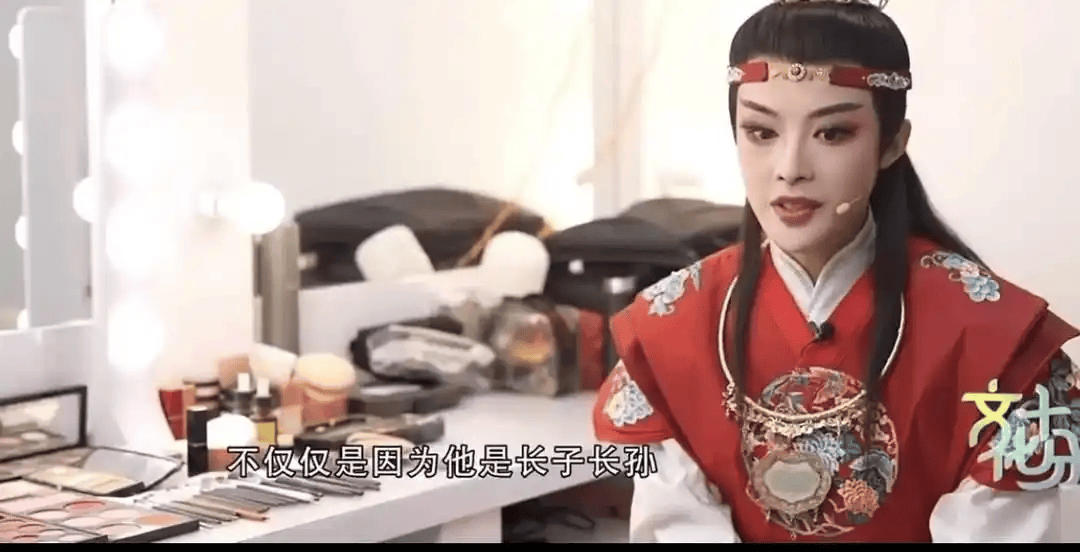 评论丨“贾宝玉是长子长孙”引争议，要较真内容也要包容失误