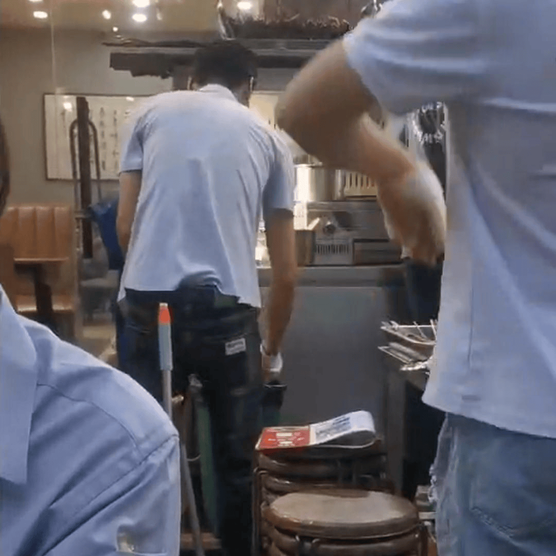 西安一烧烤店将泔水桶内肉串捞出再烤? 市监部门：烧烤店停业整顿，监控显示肉串未出售