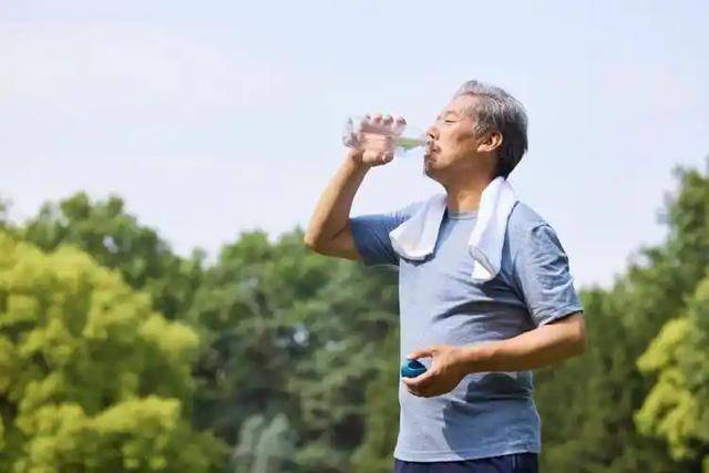 高尿酸与喝水有关？医生反复提醒：高尿酸患者，喝水多留心这3点