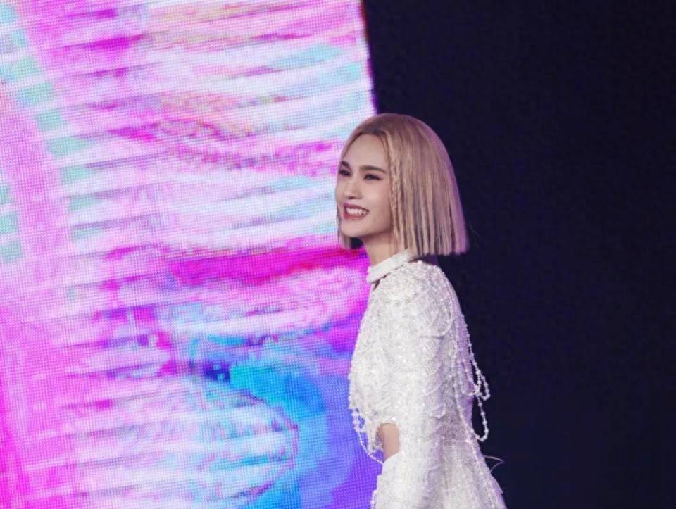 “人红就忘本”？杨丞琳受力挺，黄圣依曹云金下场活该！