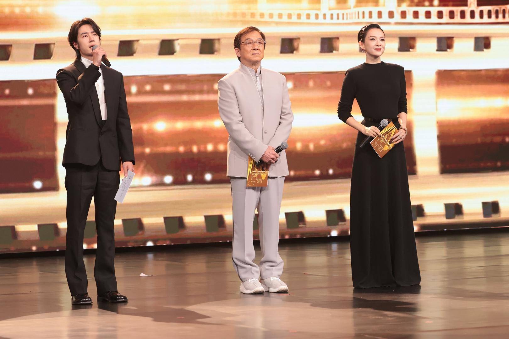 章子怡在舞台上意外摔倒？经纪人：看了医生，没问题的