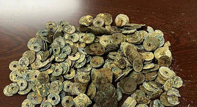 江西：村民在宅基地挖出千余枚古币，年代涉及唐、宋……