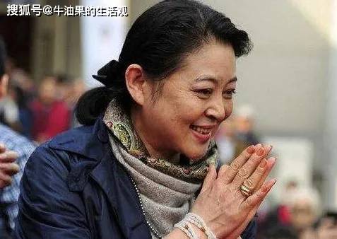 原创            66岁倪萍近照曝光，大红唇尖下巴整容失败，被吐槽像格格巫