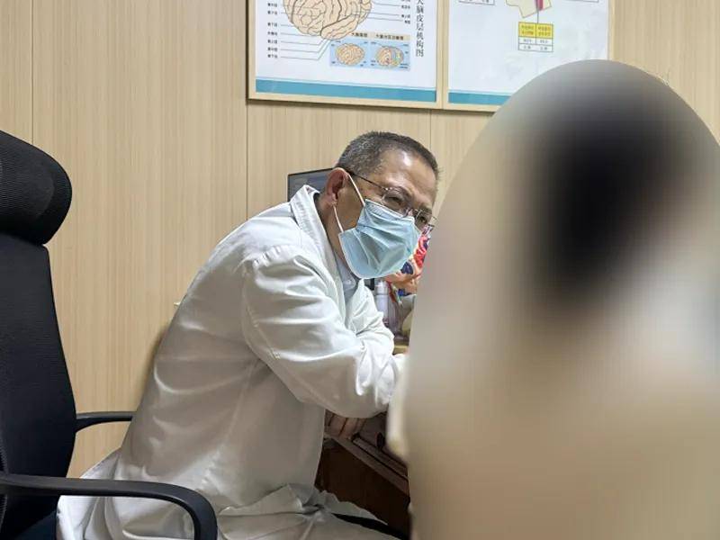 12岁少女深陷重度抑郁泥沼，每日吞服5种药！医生痛心疾首：父母两大错成“罪魁祸首”