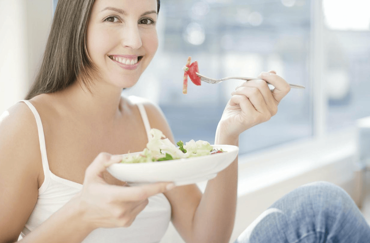原创            女人不想老得快，这10种抗衰食物要常吃，肌肤水嫩显年轻