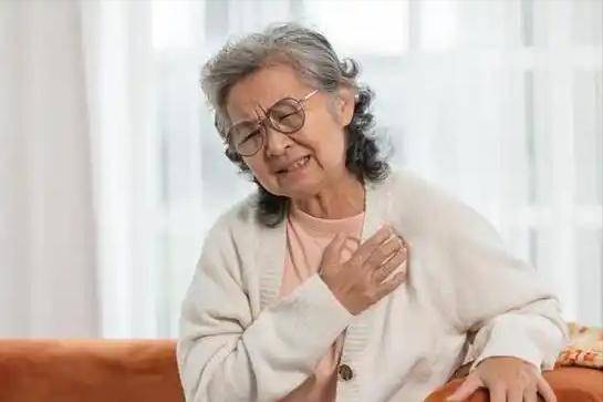 医生提醒：一旦患上肺部疾病，天热别做这4件事了，不要害了自己