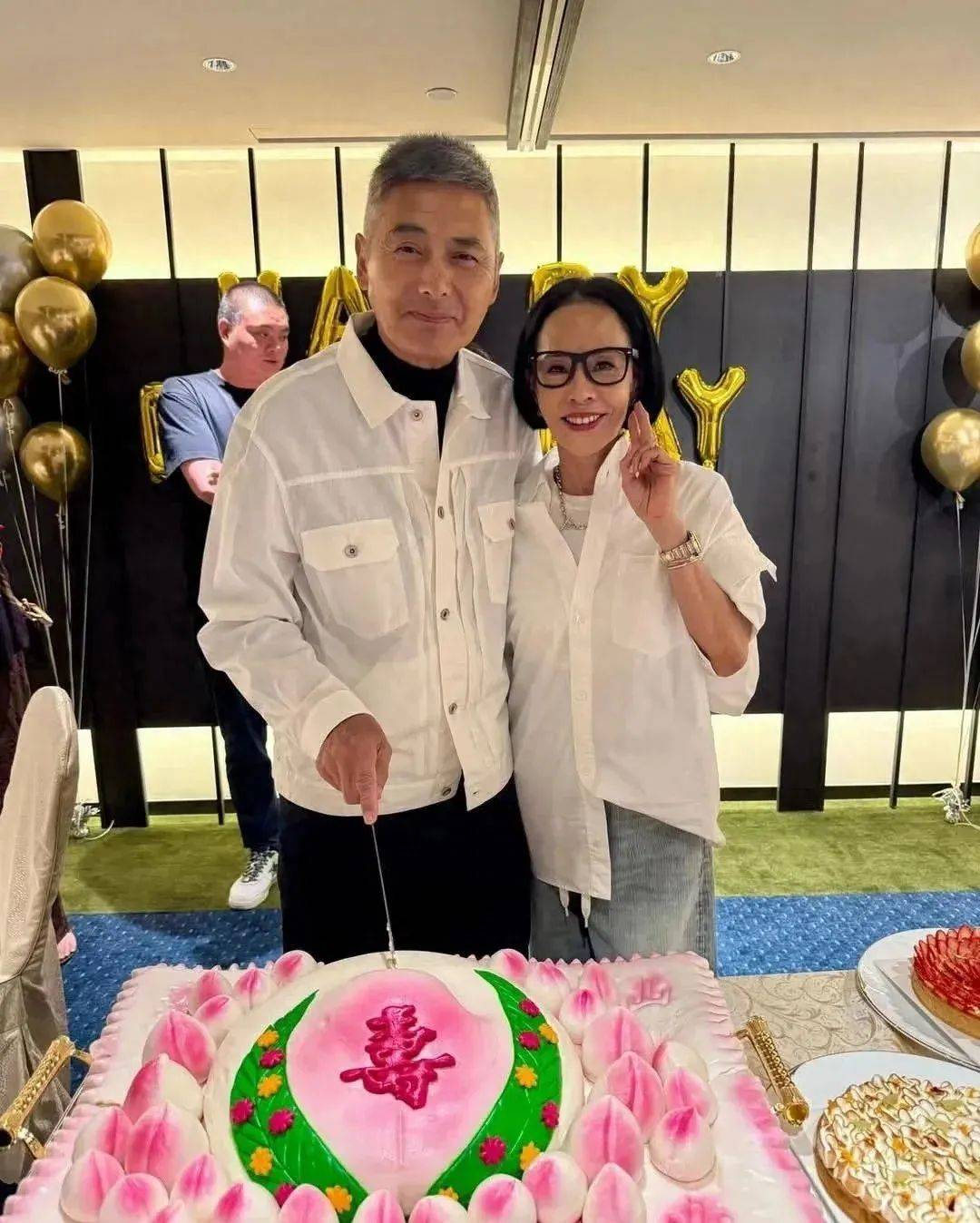 原创            过70岁大寿的周润发：满头白发患糖尿病，夫妻与狗相伴裸捐56亿