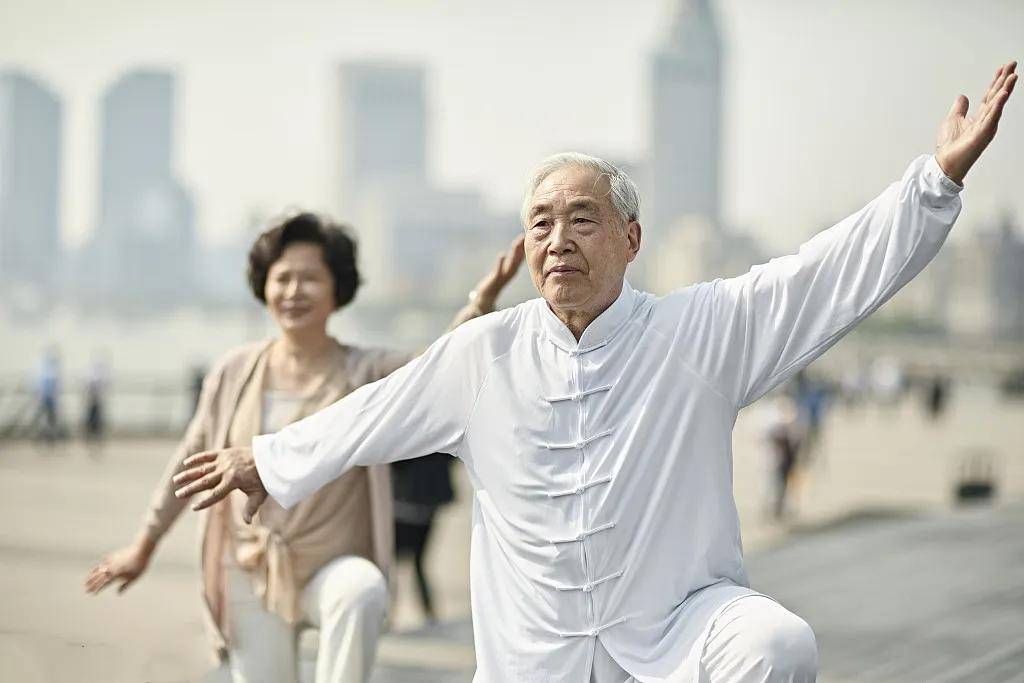 脚跟一提，血压稳了、肾气足了！这个保健小动作，人人都应该学会！