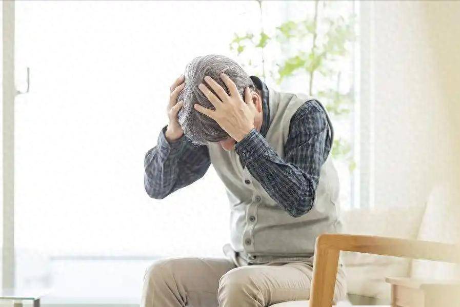 人不会莫名其妙脑出血，医生说出真相：这4种日常是“导火索”！