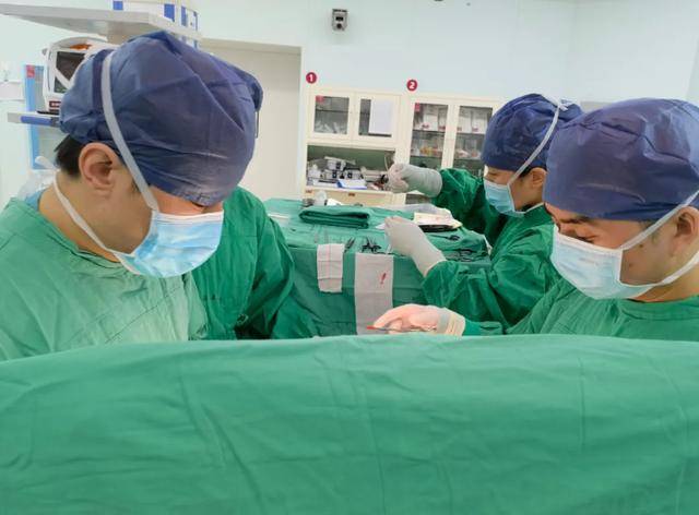 新疆“镜面人”宝宝跨越3000公里获新生