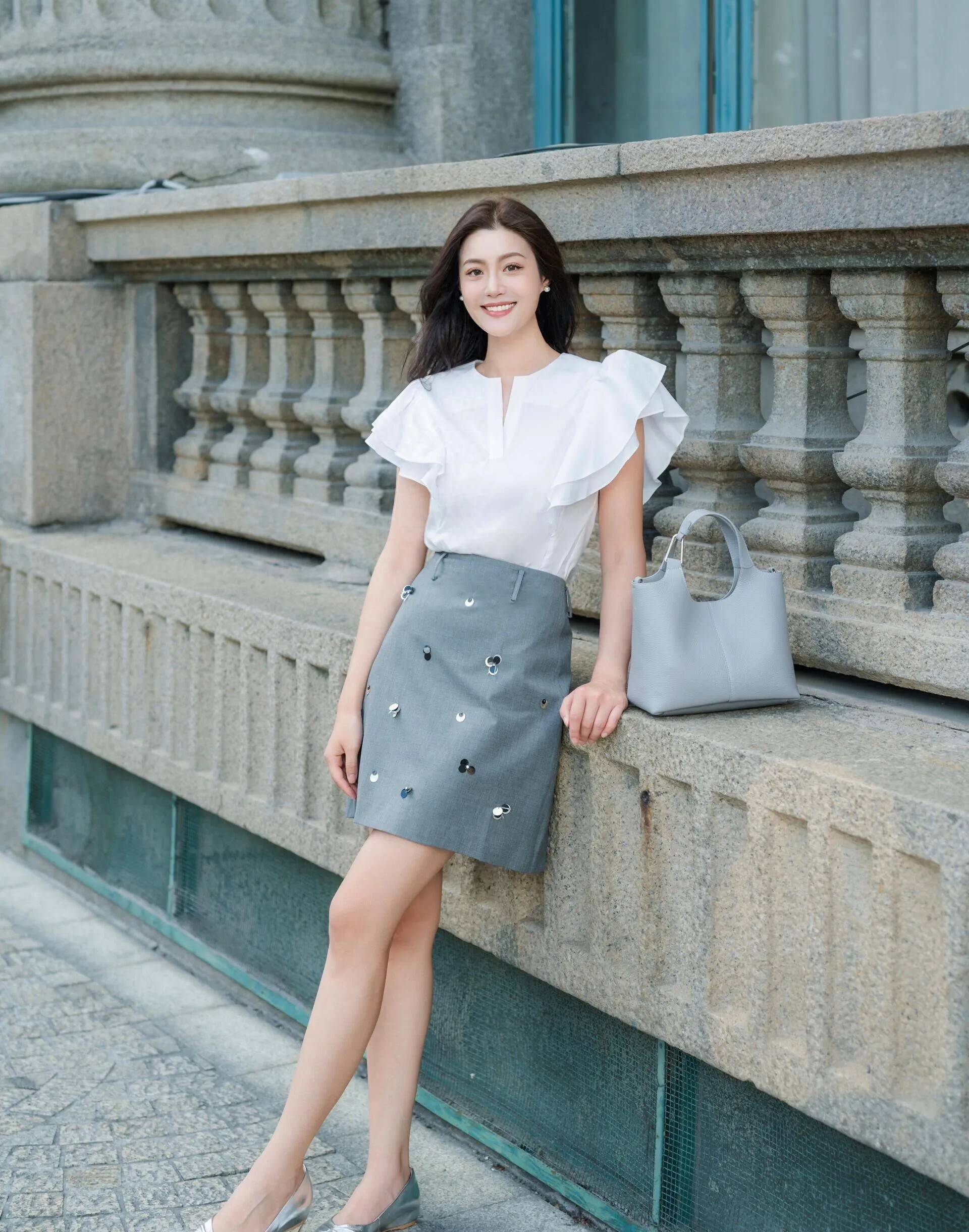 宁静午后：白衣美女室外摄影写真（45）