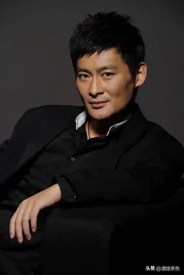 原创            景岗山现状：58岁一脸沧桑，平时爱喝酒，女儿五官精致很漂亮