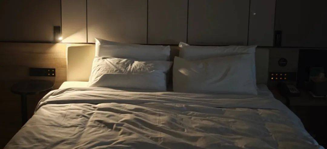 这样睡觉的人，血管更容易长斑块！别等血管堵了才后悔