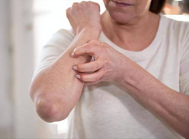 医生直言：最伤害皮肤的行为，不是熬夜！而是频繁去做这几件事！