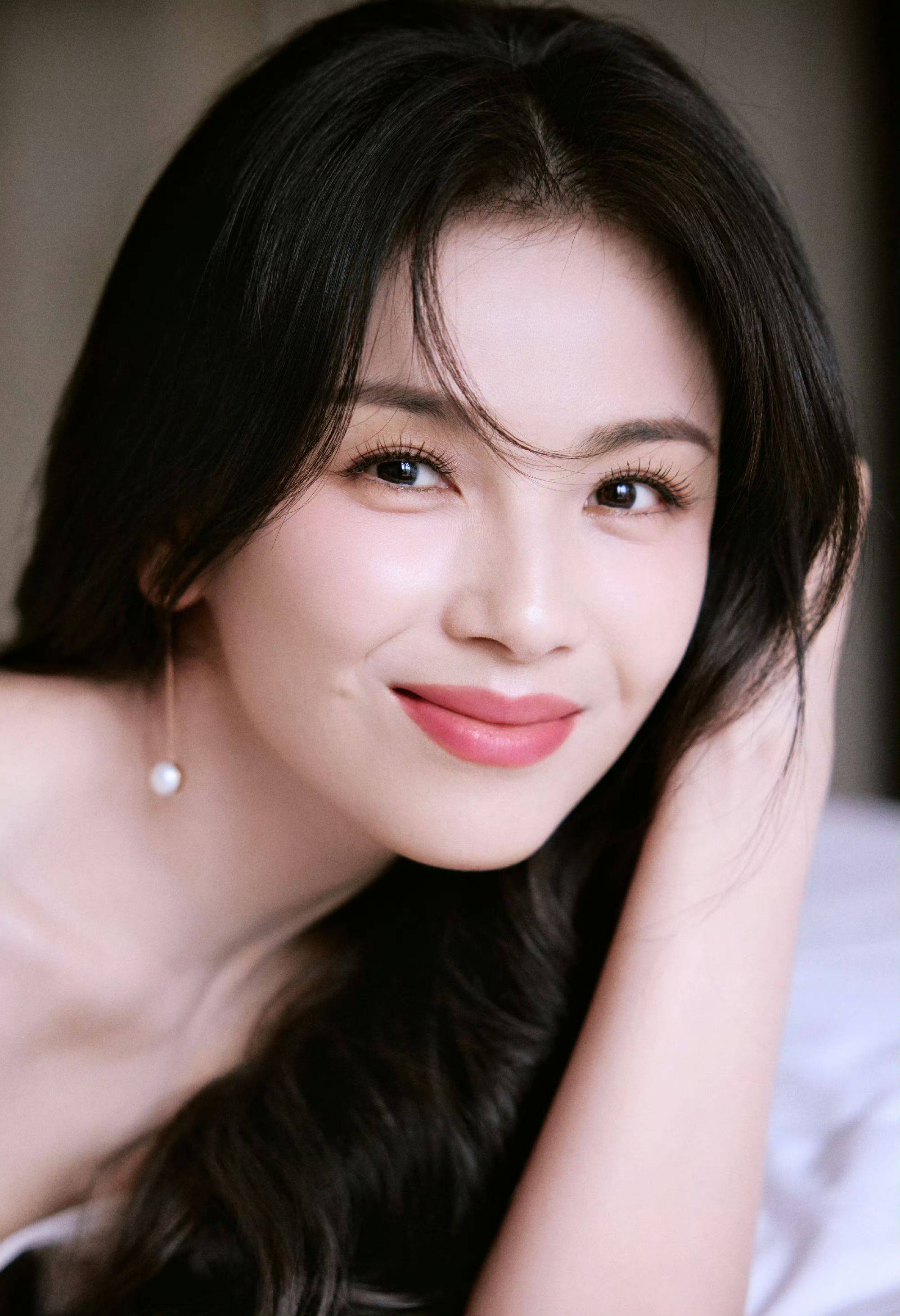 刘涛白色羽毛裙造型：温婉端庄、天生丽质！