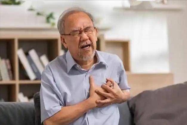 肺气肿患者最后都是咋去世的？医生：去世前，身体或有3个征兆