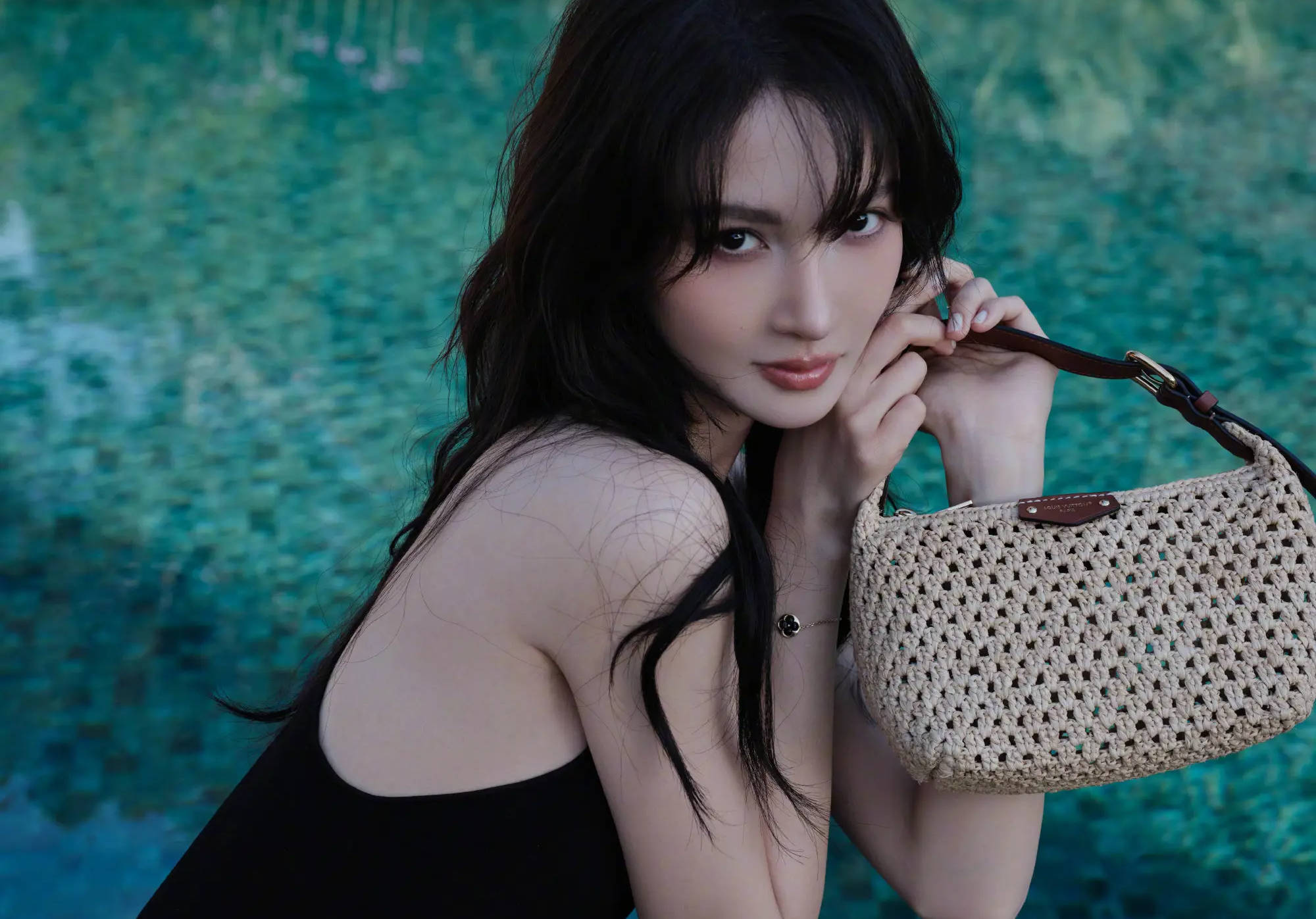 金晨穿黑色连衣裙曲线曼妙 手持编织包回眸明媚又撩人