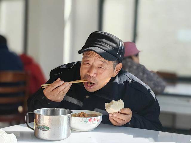 医生发现：老人若每餐吃八分饱，用不了多久，身体或出现3个变化