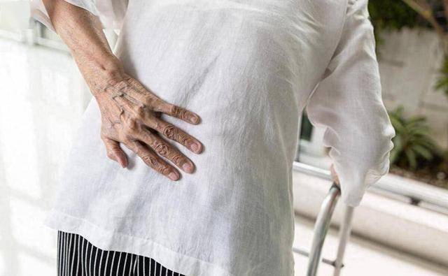 悔不当初！长期服止痛药，医生痛心：再瞎吃，胃穿孔等着你