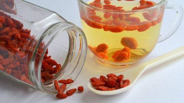 长期吃枸杞，能修复肝损伤？医生：中老年人吃，谨记4个关键点