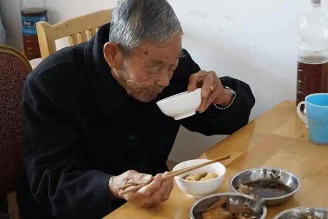 老年人晚餐越早越好？医生直言：60岁后，晚餐尽量注意这4件事