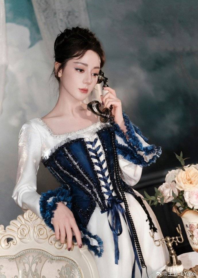 迪丽热巴玫瑰油画妆美翻啦！