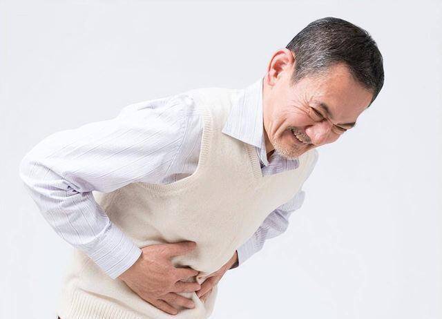 医生再次告诫：肝硬化早期别只看腹部痛不痛，若有3异常，需警惕