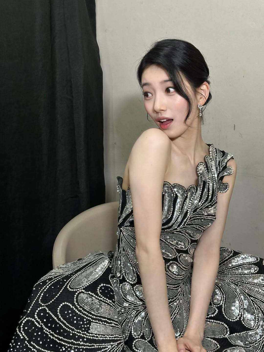 裴秀智穿银色吊带裙温柔甜美 对镜灿笑状态超好