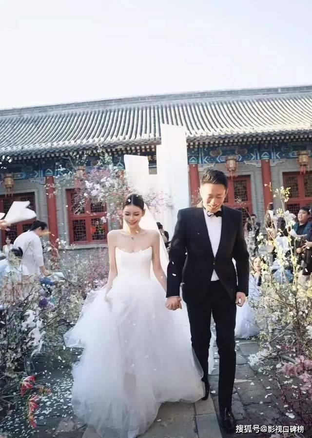 原创            汪小菲在别墅招待马筱梅的闺蜜，装修有格调，在花园一角烤全羊