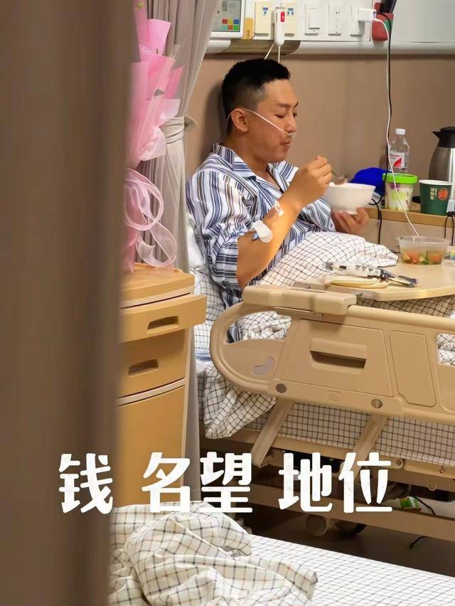 原创            刚病愈出院就拼命工作！53岁仍单身的程成，赚这么多钱给谁花？