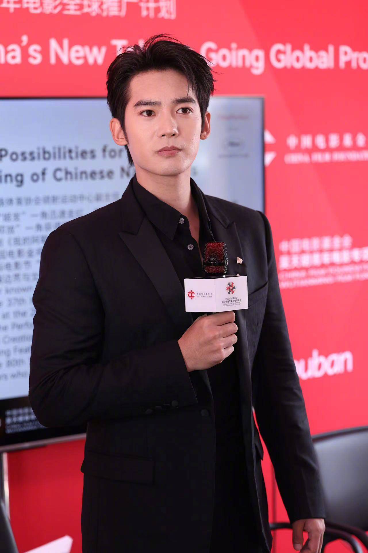 于适亮相戛纳中国馆访谈活动 黑西服内搭黑色衬衫周正酷帅