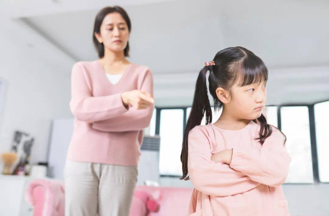 孩子5岁前，既不能管得死死的，也不能放得松松的，要设3个信号灯