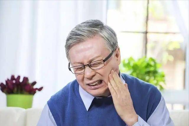 “饭后刷牙”做错了？医生建议：65岁后，刷牙时需要注意这3点！