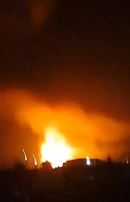 最新：印度一战机被击落，飞行员被俘；32个机场暂停，约70%电网瘫痪！华人讲述惊险经历→