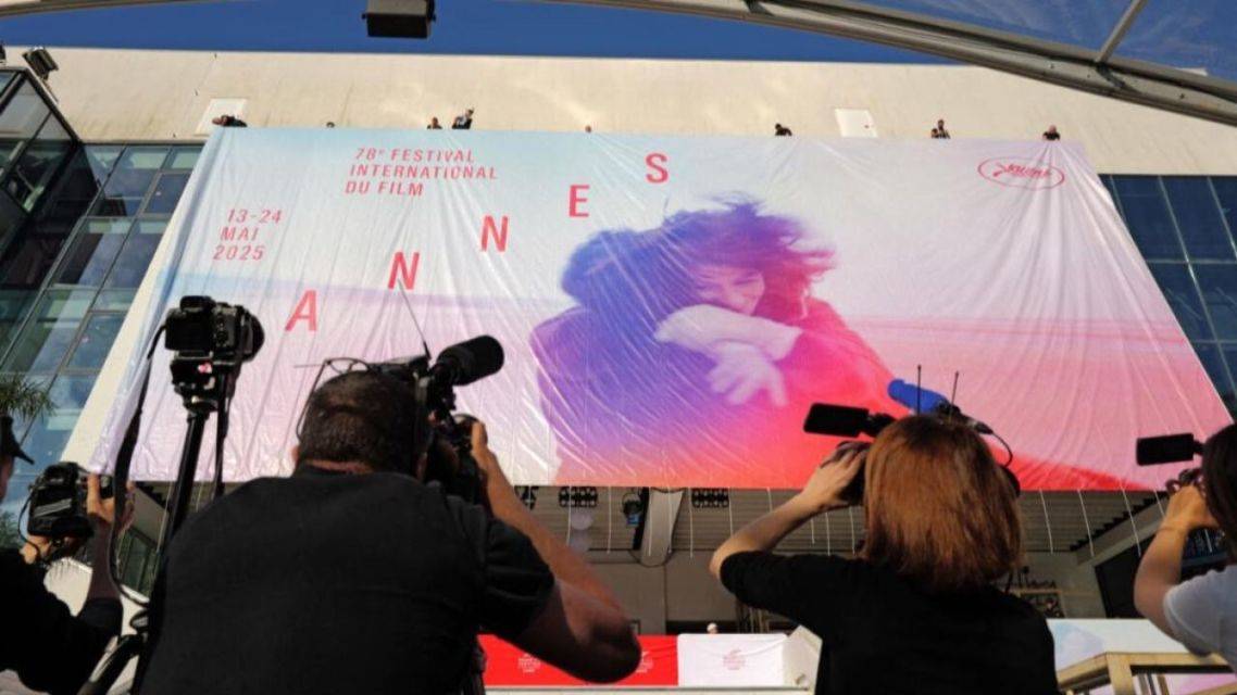 原创            戛纳红毯乱成菜市场，中国女星着装大胆无人问津，被安保驱赶