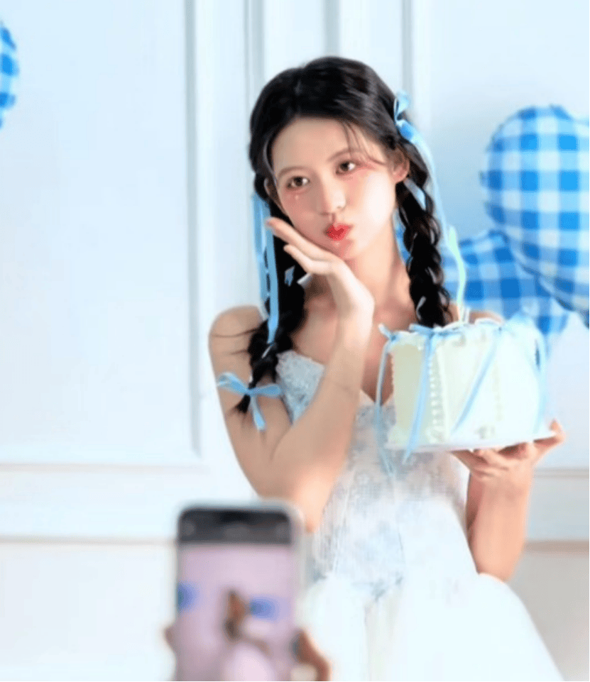 翁虹女儿拍写真星味十足，17岁小水晶穿蓝色公主裙亭亭玉立，对镜头卖萌可爱甜美